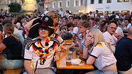 Die Fans auf dem Kulmbacher Marktplatz waren in Feierlaune, doch nach dem ersten Tor versteinerten die Gesichter. Denn Deutschland entt&auml;uschte.