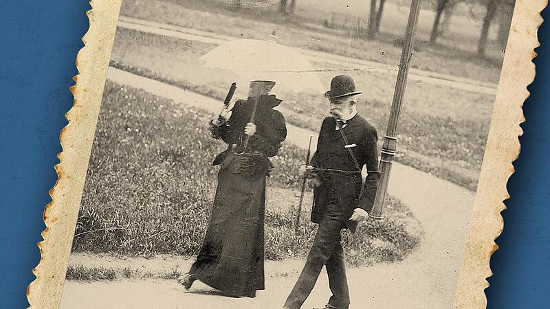 Kaiserin Sisi (links) kam mit ihrem Mann Kaiser Franz Joseph von &Ouml;sterreich wiederholt zur Kur nach Bad Kissingen. Das Foto von 1898 zeigt die beiden beim Spazieren im Kurpark. Das Foto entstand auf ihrem letzten Kurbesuch, kurz vor Sisis Ermordung.