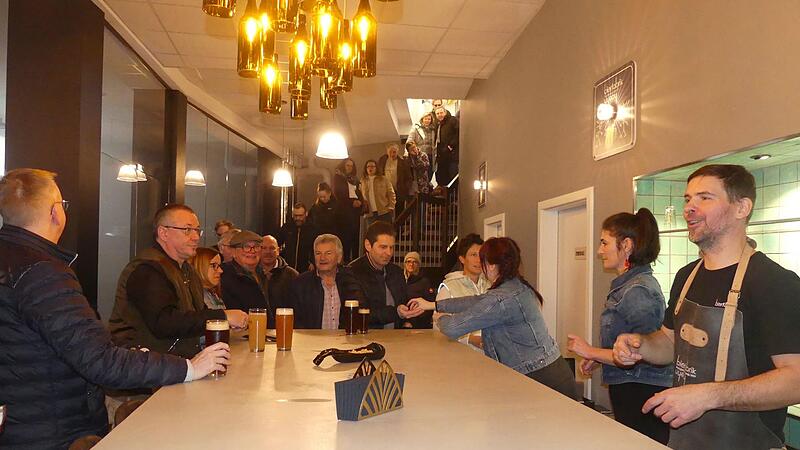 Gro&szlig;er Andrang: Das Bier musste im Keller geholt werden.