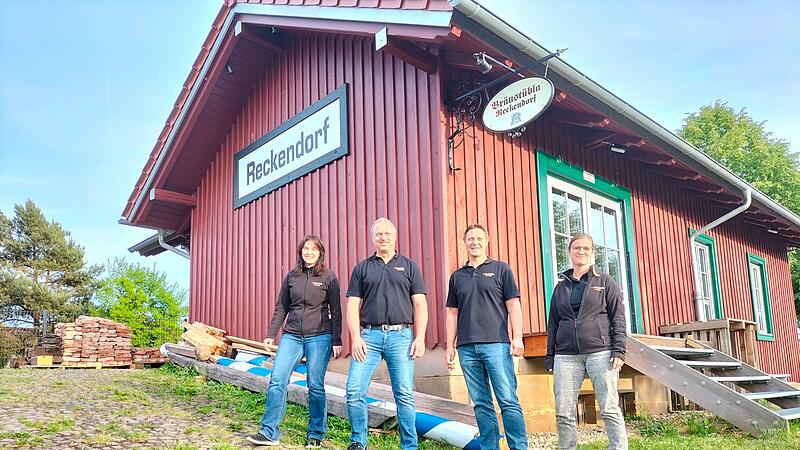 Wollen mit dem Br&auml;ust&uuml;bla in Reckendorf durchstarten: (von links) Nadine und Stefan Wolfschmidt, Frank und Nicole Fehn