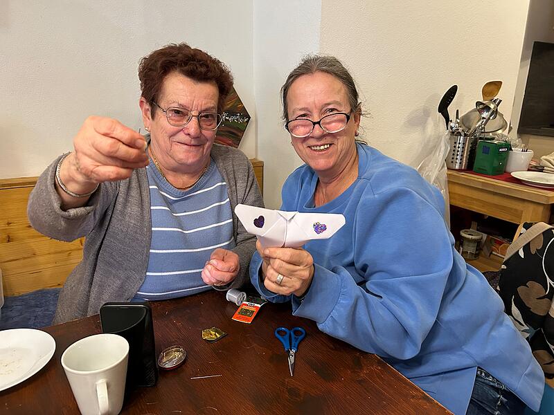 Rosi (links) und Wally geh&ouml;ren zu den eifrigsten Bastlerinnen im Offenen Caf&eacute;.