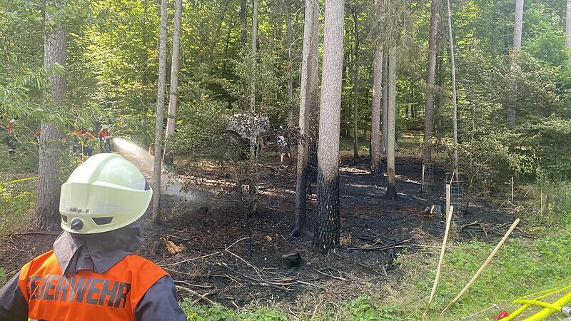 Unweit der Bundesstraße 303 nahe der Abzweigung bei Fitzendorf kam es am Sonntagnachmittag zu einem Waldbrand. Die Feuerwehr konnte ein größeres Ausbreiten verhindern.