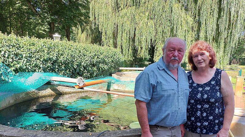„Quell der Hoffnung“: Maria und Gerhardt Rudolf, Betreiber der Fischzucht Deusdorfer Mühle, können nach dem Diesel-Vorfall in der Lauter und schweren Verlusten immerhin wieder eines der Fischbecken mit frischem Quellwasser befüllen.