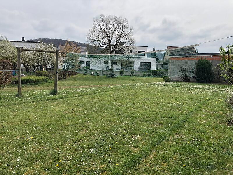 Volleyballfeld im Hausgarten der Familie Schmitt