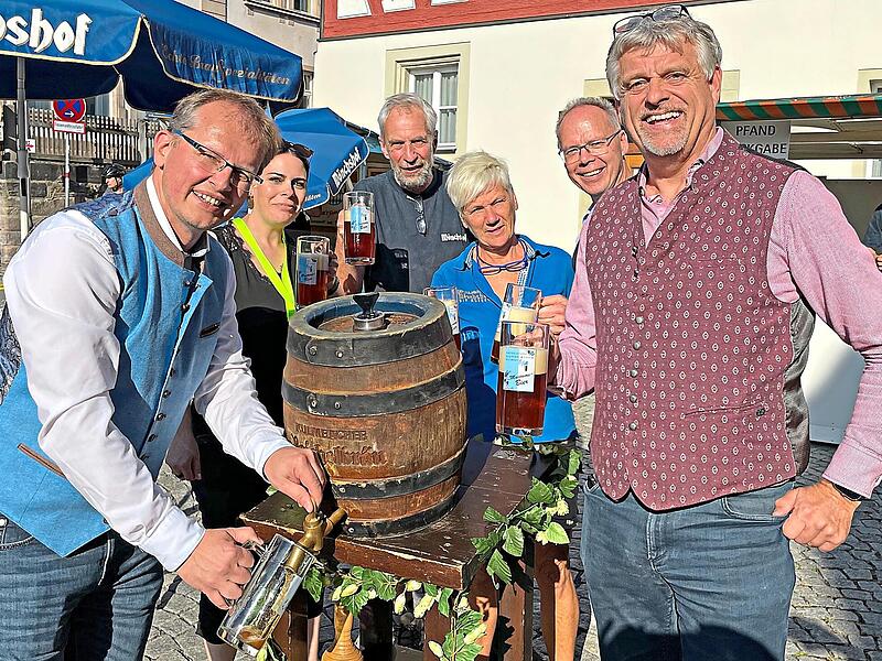 Offizieller Anstich im &bdquo;Museumswinkel&ldquo; zum Altstadtfest 2025. Sigrid Daum-Sauermann
