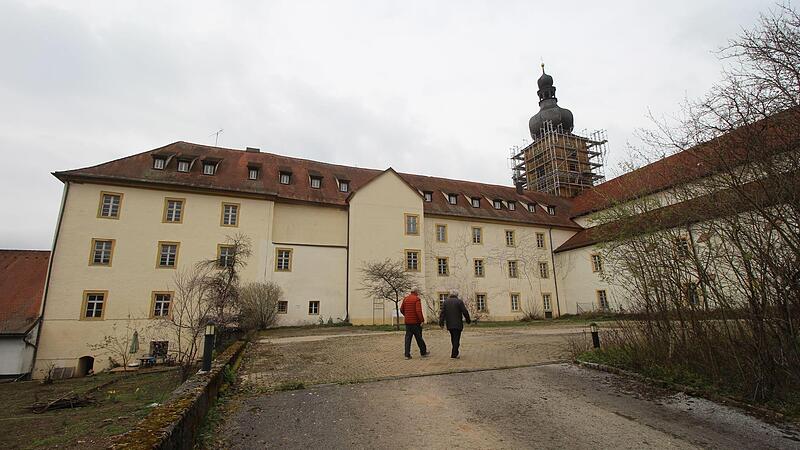 Blick von Osten auf den Pr&auml;latenbau des Klosters (links). Dieser wird saniert und f&uuml;r Prober&auml;ume umgebaut. In den Hof kommt ein Neubau mit Konzertsaal.Forchheim & Fr&auml;nkische Schweiz