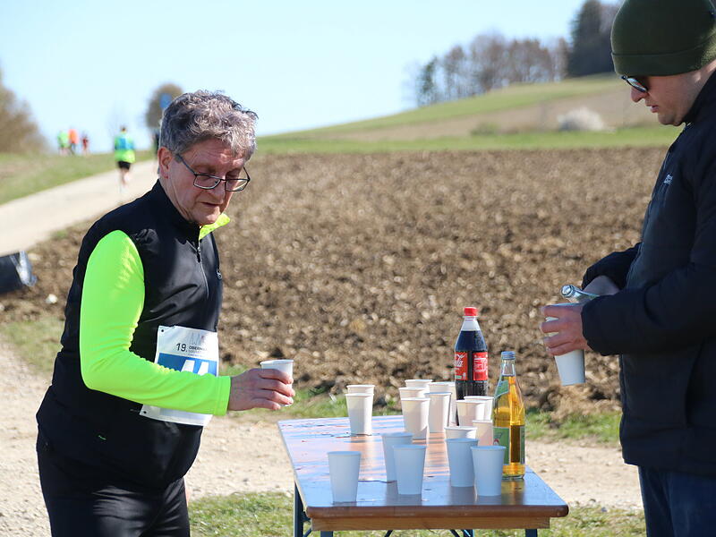 Strahlender Sonnenschein, aber nur niedrige Plusgrade erwartete die L&auml;ufer beim 19. Obermain-Marathon rund um Bad Staffelstein. Die Marathon-Strecke f&uuml;hrte wieder an den beiden Wahrzeichen der Kurstadt, dem Kloster Banz und der Basilika Vierzehnheiligen vorbei.