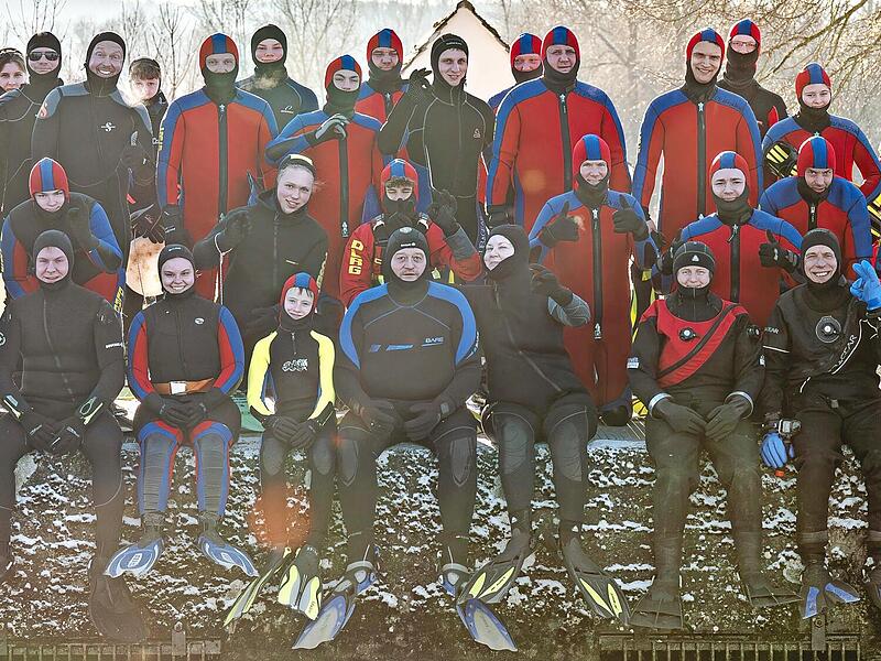 Die Teilnehmerinnen und Teilnehmer des 9. Neujahrsschwimmen in Hirschaid.