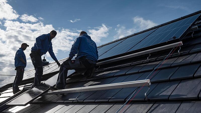 Der Klassiker: Solarmodule auf Hausdächern. Ihr Strom kann entweder komplett ins öffentliche Netz eingespeist oder direkt im Haus verbraucht werden.