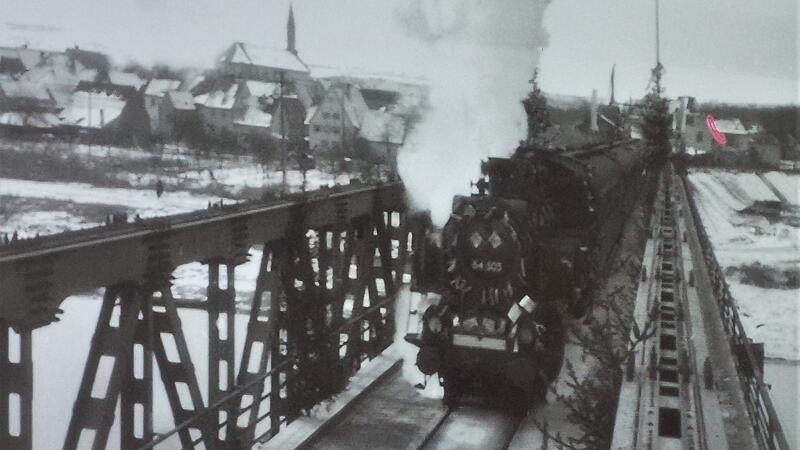 Mit der Dampflok &uuml;ber die Mainbr&uuml;cke (Archivbild).