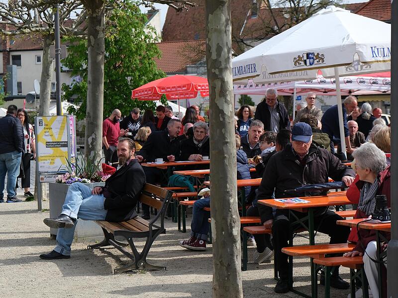 Die B&auml;nke auf dem Marktplatz waren alle voll.Forchheim & Fr&auml;nkische Schweiz
