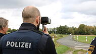 Benjamin Mathiebe misst die Autofahrer bei der Fahrt zum Bahnübergang.