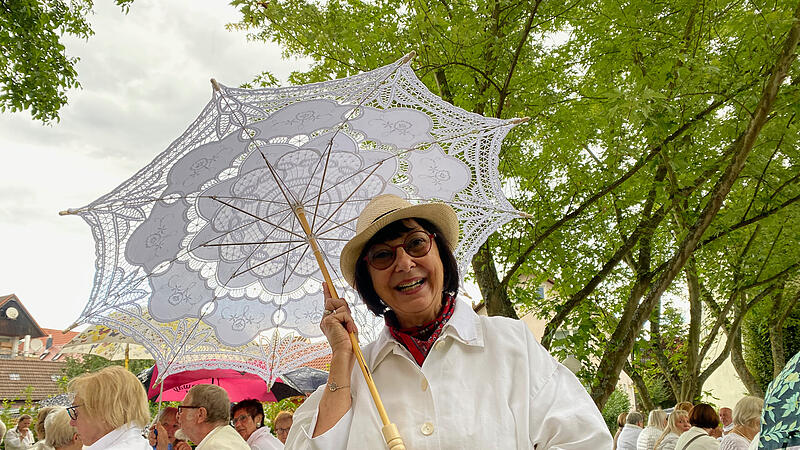 Ganz in Wei&szlig; mit Sonnenschirm: Besucherinnen und Besucher haben sich f&uuml;r die Wei&szlig;e Nacht in Ebermannstadt in Schale geworfen.