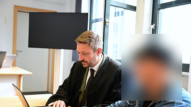 Rechtsanwalt Maximilian Glabasnia aus Bamberg und der Angeklagte kurz vor Prozessbeginn