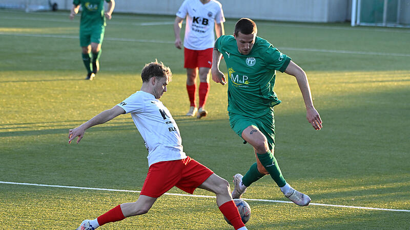 Sport Fußball Saison 2024 / 2025  Bayernliga Nord // 27. Spieltag am Freitag 04.04.2025 Spielort Neudrossenfeld Am Weinberg Kunstrasenplatz  Spielbeginn 19.00 h  TSV Neudrossenfeld  gegen ASV Cham  Halbzeitergebnis 1:0 Bas Peeters Felix Voigt 17