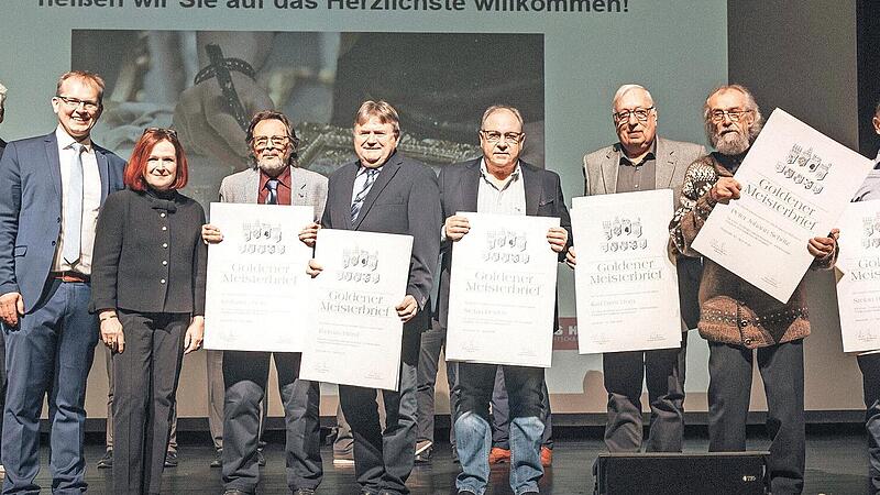 Aus den H&auml;nden von HWK-Pr&auml;sident Matthias Gra&szlig;mann konnten die Goldenen Meister Gerhard Abele, Thomas Bittruf, Stefan Heiden, Karl-Ernst Horn, Peter Johann Sch&uuml;tz, Stefan Reuther und J&uuml;rgen Kern ihre Urkunden in Empfang nehmen. Zu den Gratulanten ...