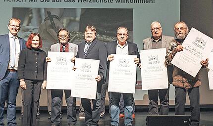 Aus den Händen von HWK-Präsident Matthias Graßmann konnten die Goldenen Meister Gerhard Abele, Thomas Bittruf, Stefan Heiden, Karl-Ernst Horn, Peter Johann Schütz, Stefan Reuther und Jürgen Kern ihre Urkunden in Empfang nehmen. Zu den Gratulanten ... Aus den Händen von HWK-Präsident Matthias Graßmann konnten die Goldenen Meister Gerhard Abele, Thomas Bittruf, Stefan Heiden, Karl-Ernst Horn, Peter Johann Schütz, Stefan Reuther und Jürgen Kern ihre Urkunden in Empfang nehmen. Zu den Gratulanten ...