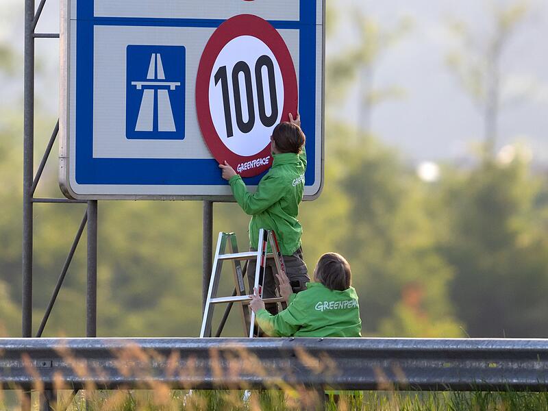 Greenpeace-Aktion für Tempolimit auf Autobahnen Greenpeace-Aktion für Tempolimit auf Autobahnen
