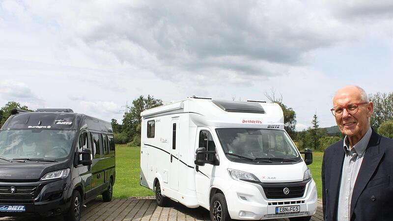 Heinz Dietz vor zwei Wohnmobilen seines Autohauses in Ebern. Auf der Wiesenfläche dahinter möchte er einen Premium-Stellplatz errichten. Heinz Dietz vor zwei Wohnmobilen seines Autohauses in Ebern. Auf der Wiesenfläche dahinter möchte er einen Premium-Stellplatz errichten.