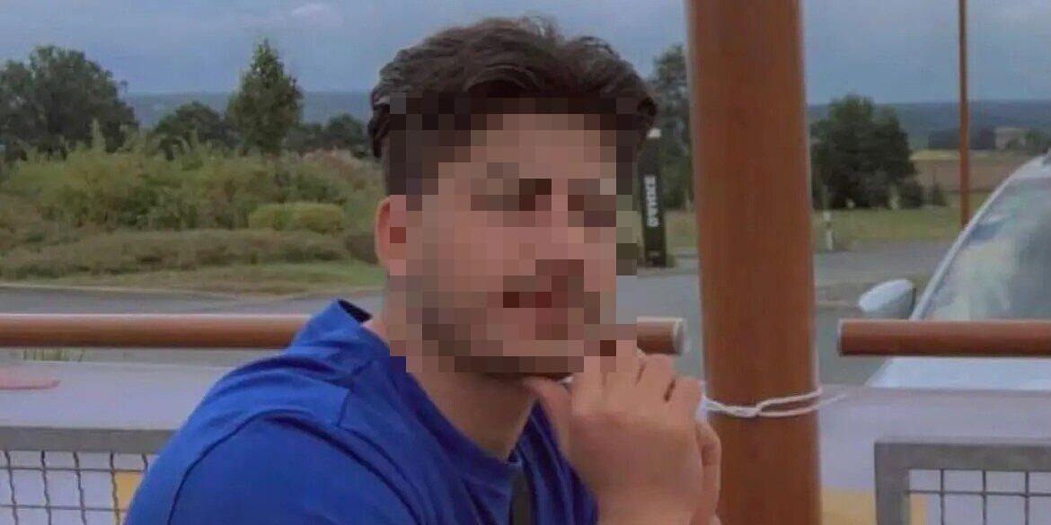 Fußball: Der irakische Spieler des SV Motschenbach hat keine Chance auf ... Fußball: Der irakische Spieler des SV Motschenbach hat keine Chance auf ...