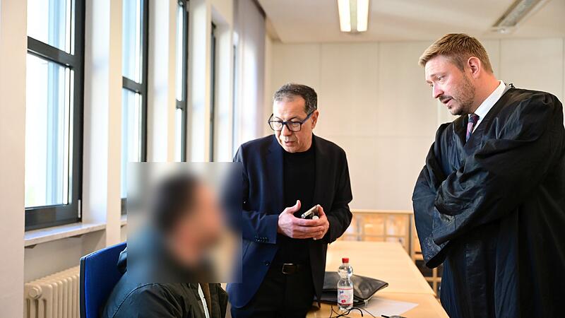 Der Angeklagte, ein Dolmetscher und Rechtsanwalt Maximilian Glabasnia aus Bamberg