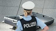 Polizei untersucht Koffer Polizei untersucht Koffer