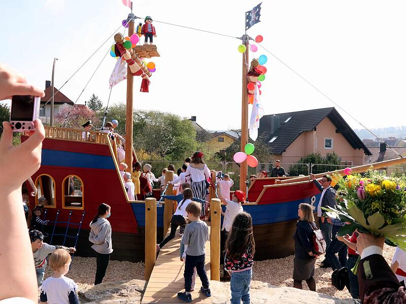 Das Schiff ist geentert – die Kinder nahmen es in Besitz.