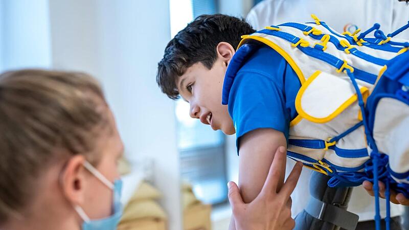 Die Therapie im Spezialanzug mit Gummib&auml;ndern hilft Rasul, seine K&ouml;rperhaltung und Mobilit&auml;t zu verbessern.