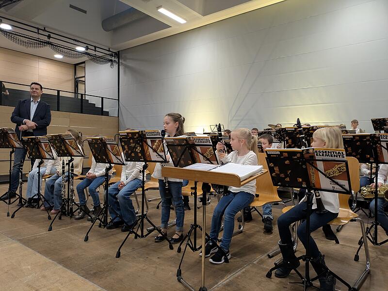 Die Bläserklassen traten als erste auf.Frühjahrskonzert der Musikschule Münnerstadt Die Bläserklassen traten als erste auf.