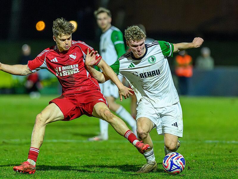 Schnell und zweikampfstark: Ulrich Spies beackert die Au&szlig;enbahn des ATSV Erlangen, stoppt hier den Eltersdorfer Felix Rippert.