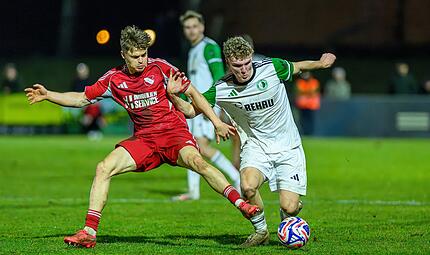 Schnell und zweikampfstark: Ulrich Spies beackert die Au&szlig;enbahn des ATSV Erlangen, stoppt hier den Eltersdorfer Felix Rippert.