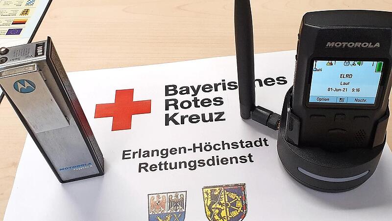 Links ist hier der Motorola Pageboy II zu sehen, ein Ger&auml;t, das lange Jahre im Einsatz war. Rechts der aktuelle Pager.