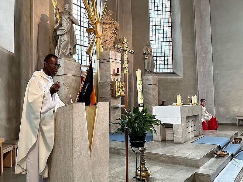 Pfarrer Fidelis Kwazu feierte sein silbernes Priesterjubil&auml;um in der Stadtpfarrkirche in Bad Br&uuml;ckenau.