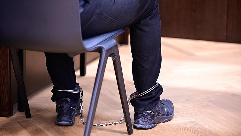 Der Angeklagte ist in Fußfesseln vor dem Landgericht Nürnberg-Fürth erschienen.