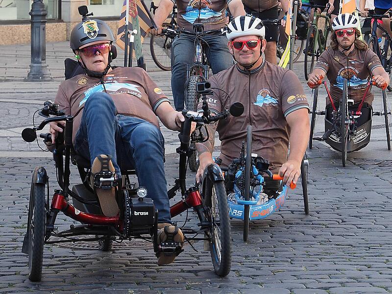 Mit seinem Handbike fährt Prinz Andreas (links) nicht nur regelmäßig um den Goldbergsee. Er unternimmt auch größere Touren mit seinen Freunden Max Beyersdorf und Flo Sitzmann (hier rechts neben ihm). Das Foto stammt von einer Benefizfahrt 2022. Mit seinem Handbike fährt Prinz Andreas (links) nicht nur regelmäßig um den Goldbergsee. Er unternimmt auch größere Touren mit seinen Freunden Max Beyersdorf und Flo Sitzmann (hier rechts neben ihm). Das Foto stammt von einer Benefizfahrt 2022.