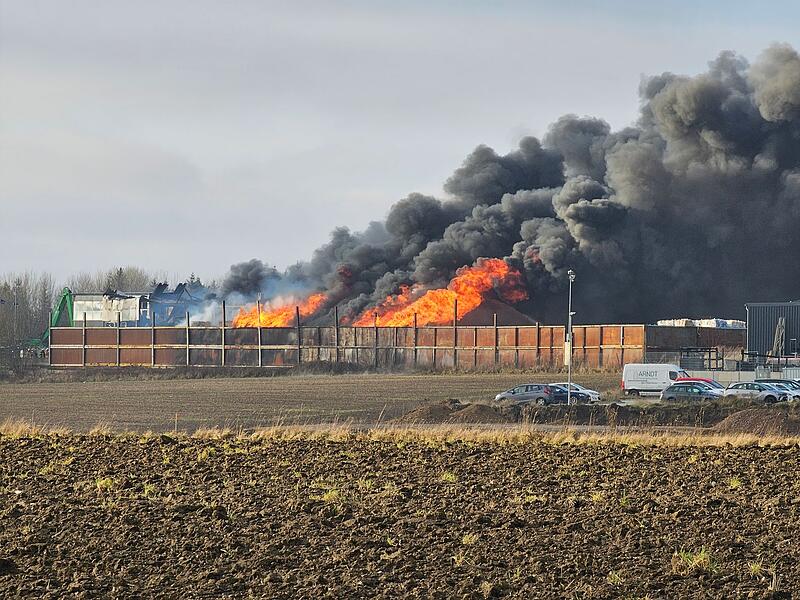 Großbrand von Lagerhalle mit Papier - ein Verletzter