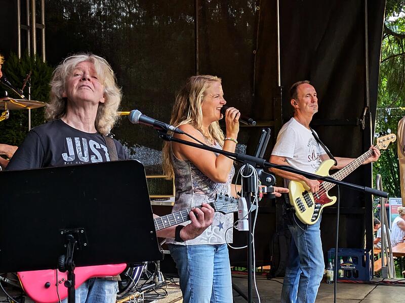 Die Band &bdquo;Heaven&ldquo; lud mit Oldies der 1980er und 1990er Jahre zum Tanz.