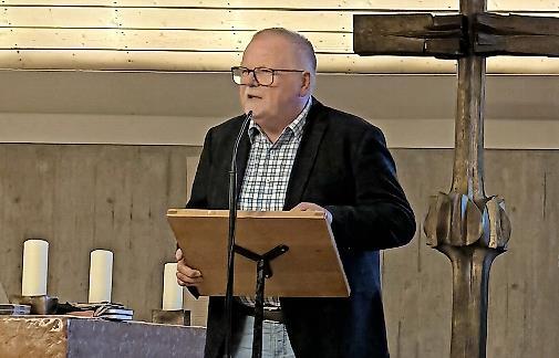 Eberhard Schellenberger bei seiner Lesung in der Christuskirche Forchheim. Eberhard Schellenberger bei seiner Lesung in der Christuskirche Forchheim.