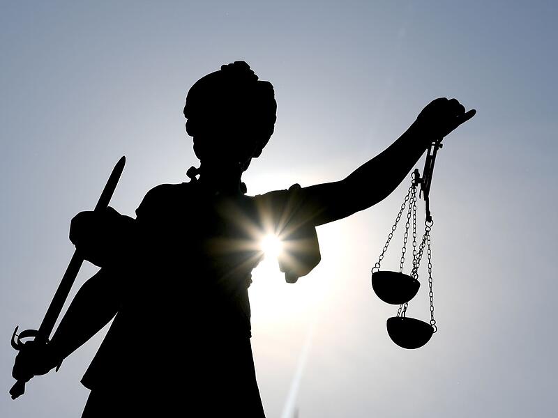 Justizia im Gegenlicht