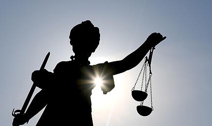 Justizia im Gegenlicht