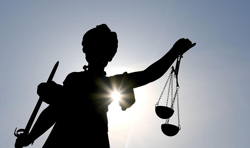 Justizia im Gegenlicht