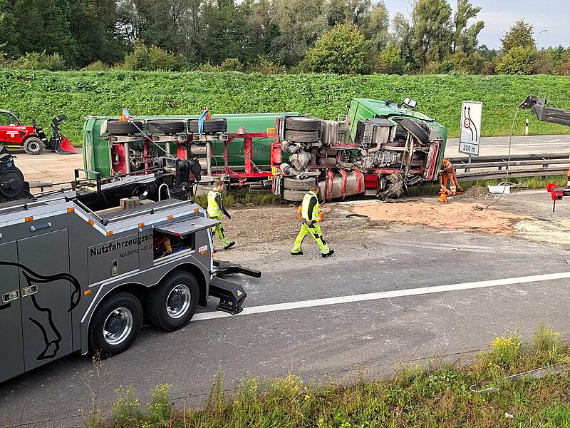 Lastwagen kippt auf Autobahn 3 auf Leitplanke