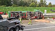 Lastwagen kippt auf Autobahn 3 auf Leitplanke Lastwagen kippt auf Autobahn 3 auf Leitplanke