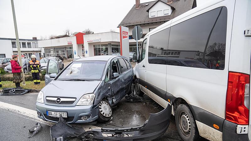 Bei einem Unfall auf der B4 bei Busendorf bei Rattelsdorf im Landkreis Bamberg hat sich eine Frau verletzt.