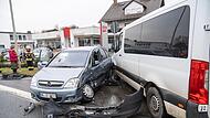 Ein Unfall auf der B4 bei Busendorf bei Rattelsdorf im Landkreis Bamberg hat sich eine Frau verletzt.