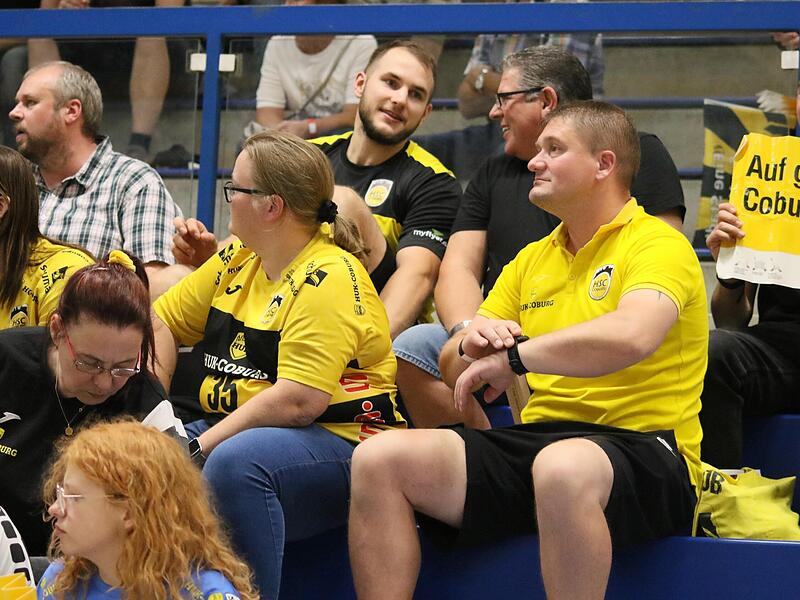 So geht Fannhähe: HSC-Kreisläufer Bartlomiej Bis (oben, Mitte) mischte sich nach seiner Disqualifikation unter die Coburger Anhänger. So geht Fannhähe: HSC-Kreisläufer Bartlomiej Bis (oben, Mitte) mischte sich nach seiner Disqualifikation unter die Coburger Anhänger.