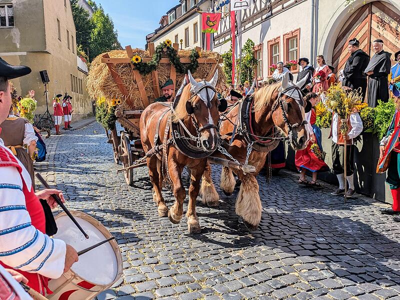 Der letzte Erntewagen des Jahres 1641 wird im Festzug durch die Stadt gefahren.