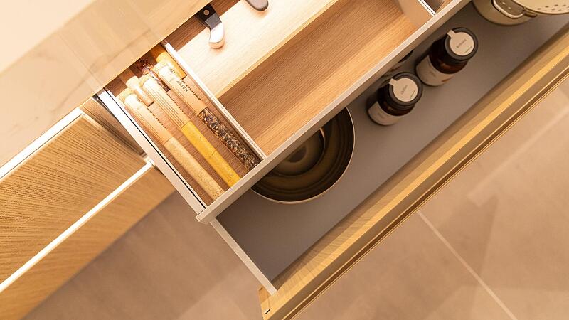 Stauraum in einer Küchenschublade Stauraum in einer Küchenschublade
