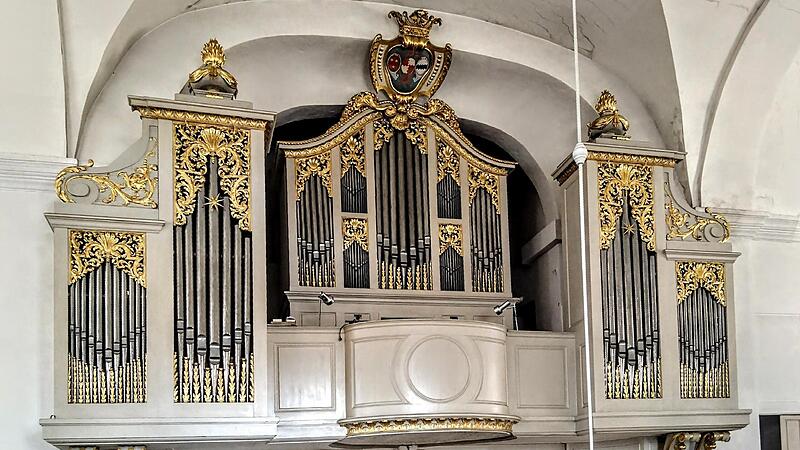 Der sch&ouml;ne Schein beim Blick auf den historischen Prospekt tr&uuml;gt: Die 1732 fertiggestellte Orgel in der Schlosskirche von Lahm ist dringend sanierungsbed&uuml;rftig.