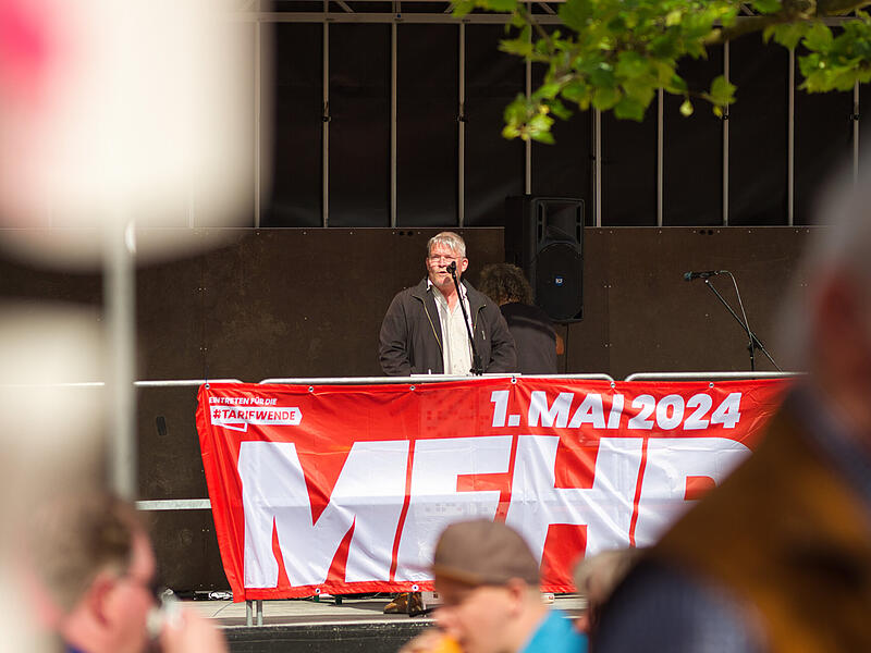 Zahlreiche Menschen versammelten sich auf dem Forchheimer Marktplatz.